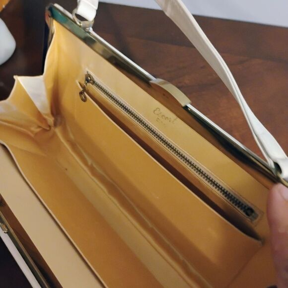 White Structured Clutch with Geometric Design - Picture 8 of 12